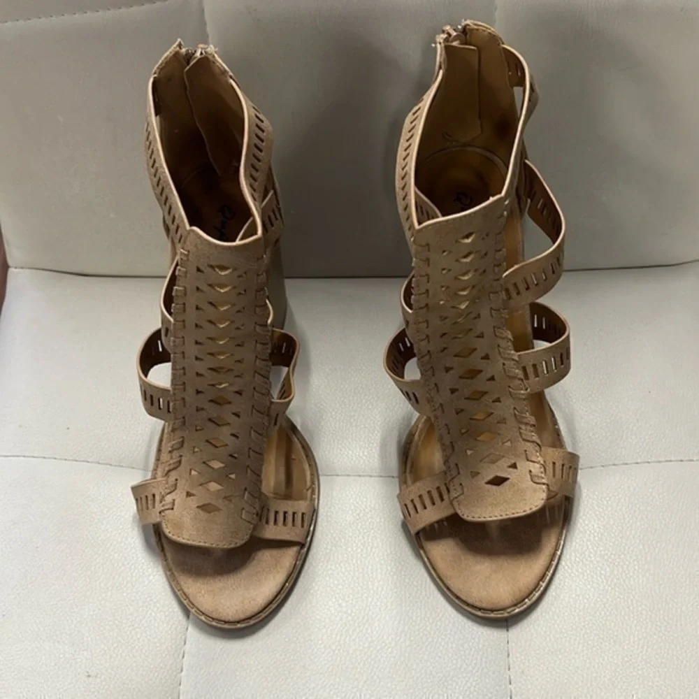 QUPID size 7 1/2 heel with zippered back Perfect for dressing up a summer outfit